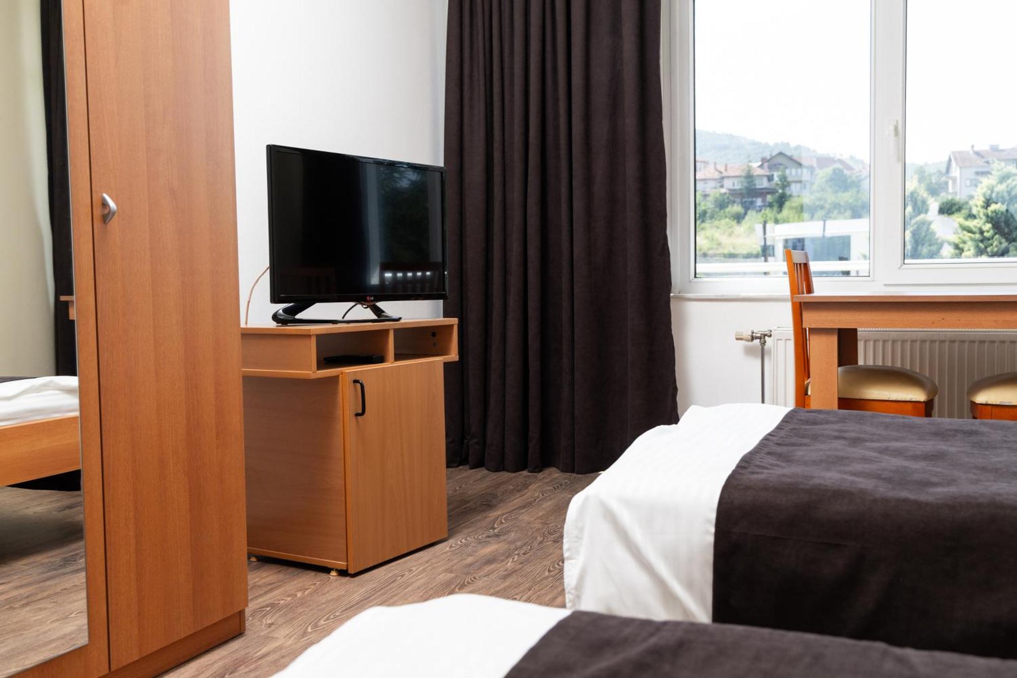 Hotel Luxor Prishtinë Ngoại thất bức ảnh